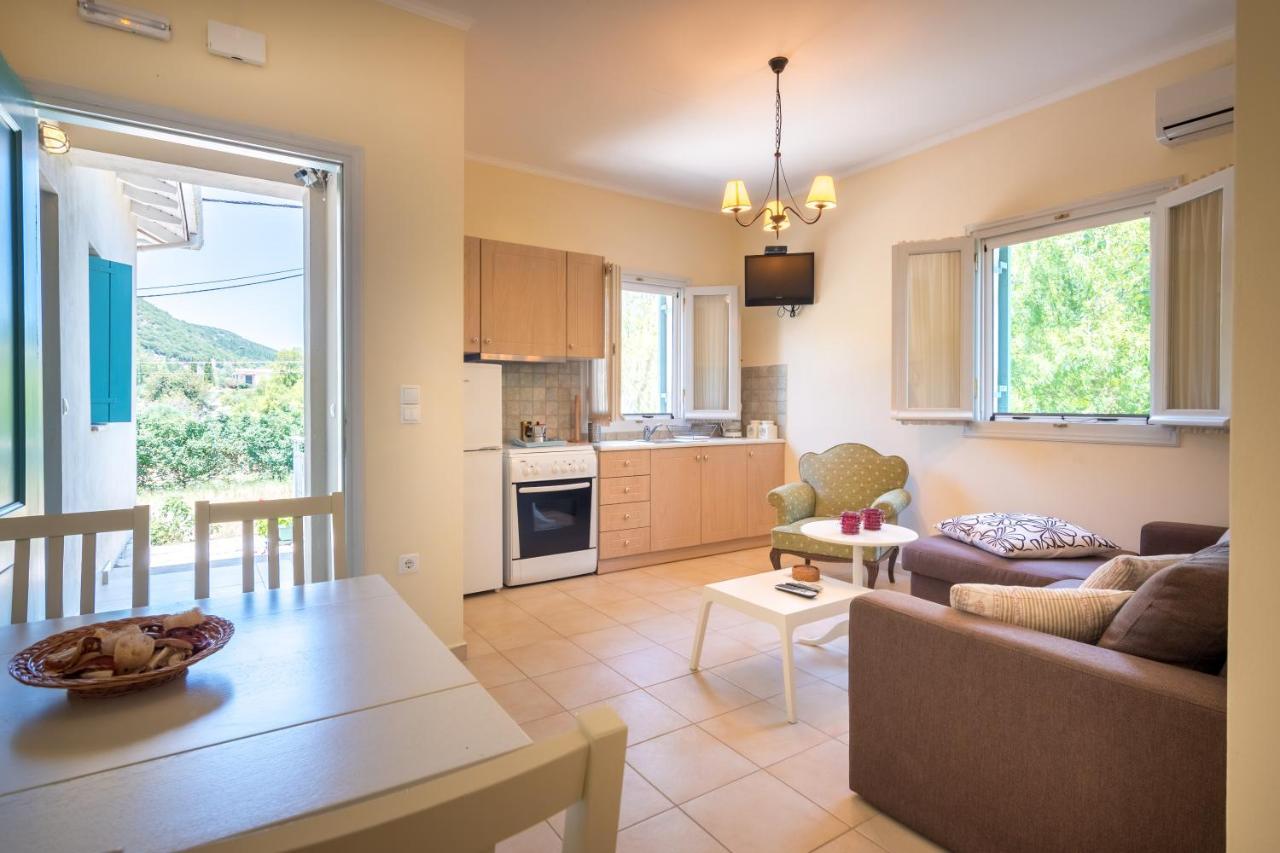Avelia Pink Appartement Asprogerakata Buitenkant foto