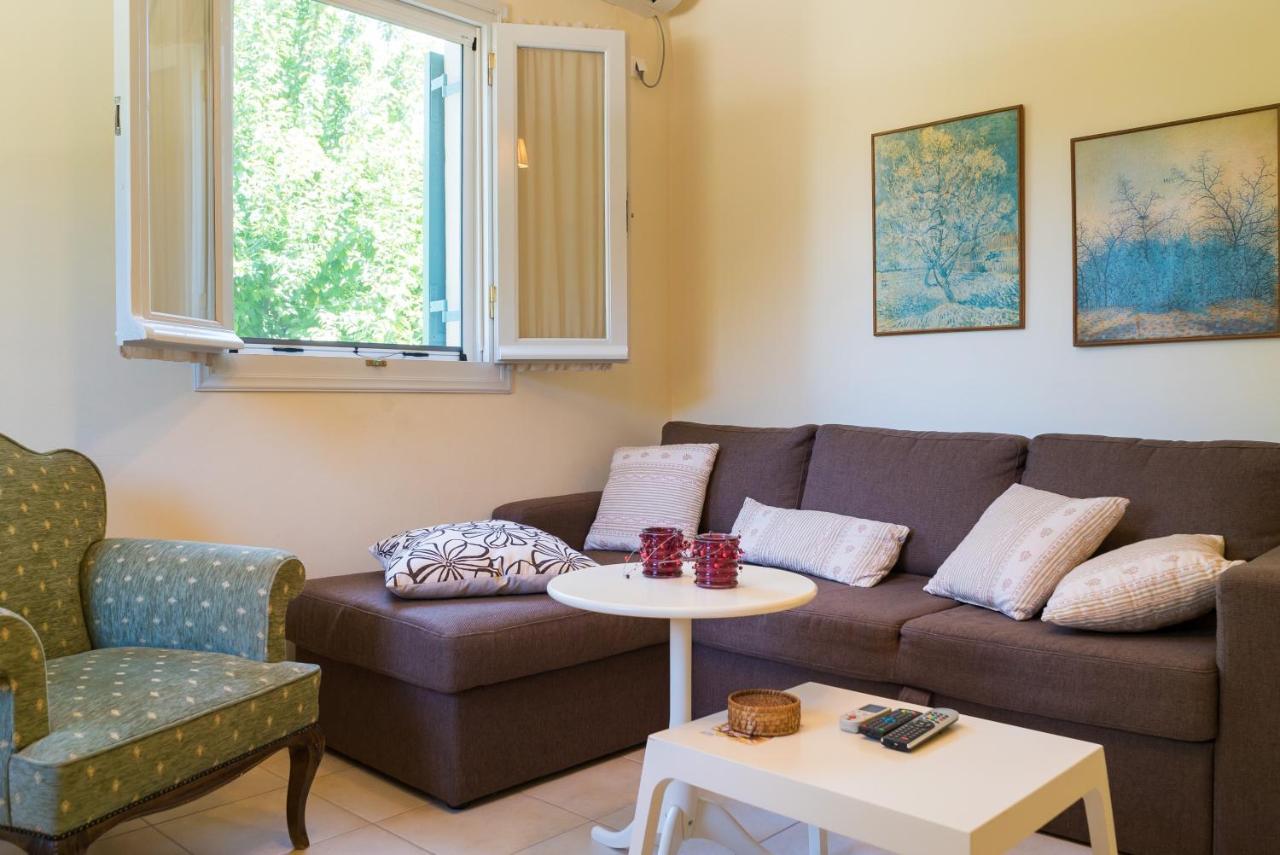 Avelia Pink Appartement Asprogerakata Buitenkant foto